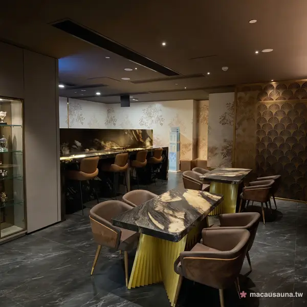 曼濠水療雲石餐飲區，吧台與餐桌的澳門桑拿用餐空間