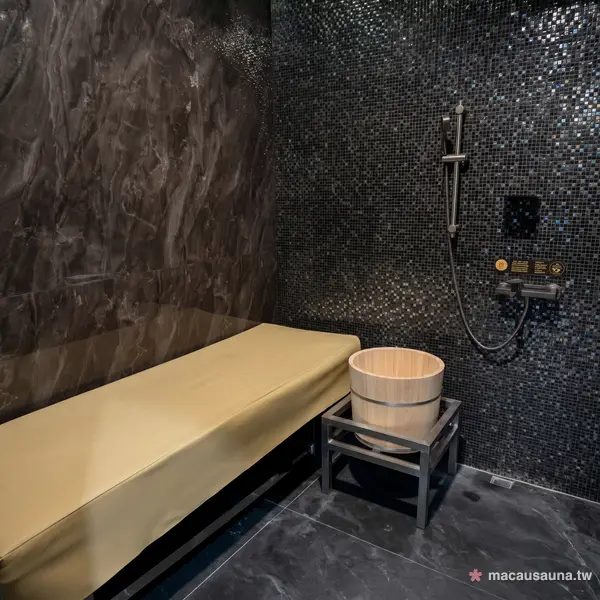 曼濠水療馬賽克蒸氣淋浴間，木桶與躺台的澳門桑拿沐浴房